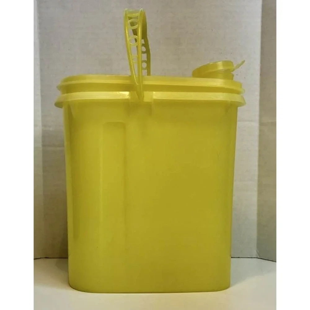 Vintage Yellow Tupperware Pitcher w Lid Handle‎ Retro Kitchen Made USA Flawed